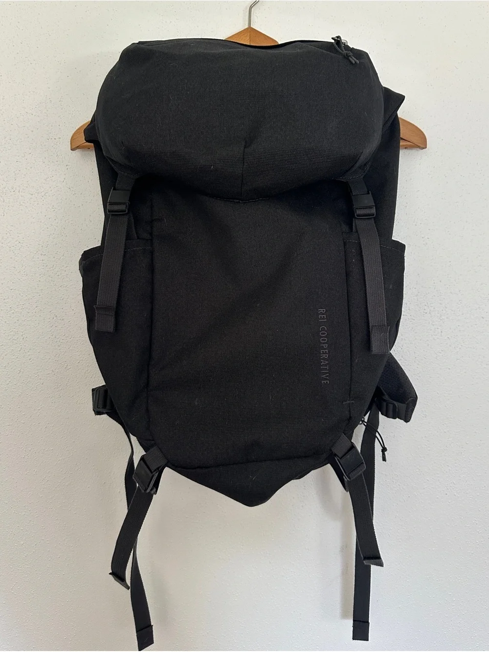 REI Co-op Beyonder Daypack Backpack Black Minimalist Laptop 25L